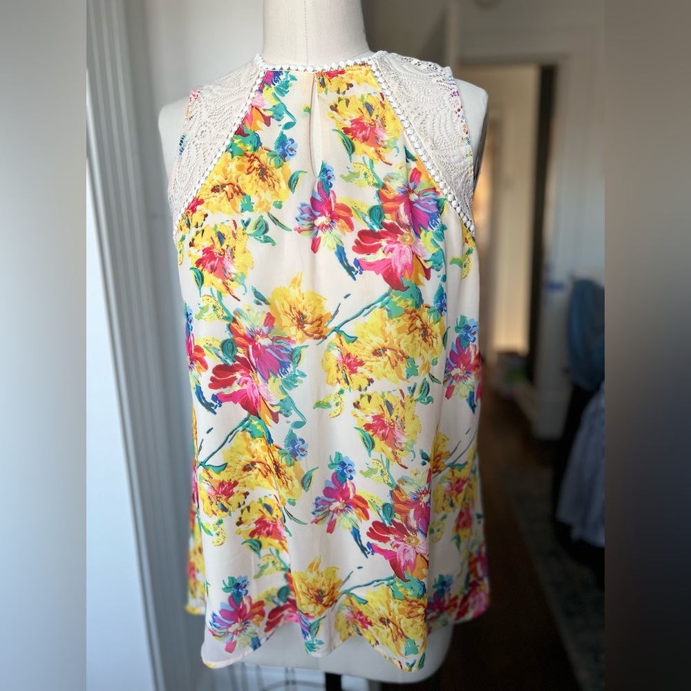 Floral blouse/tunic with lace details